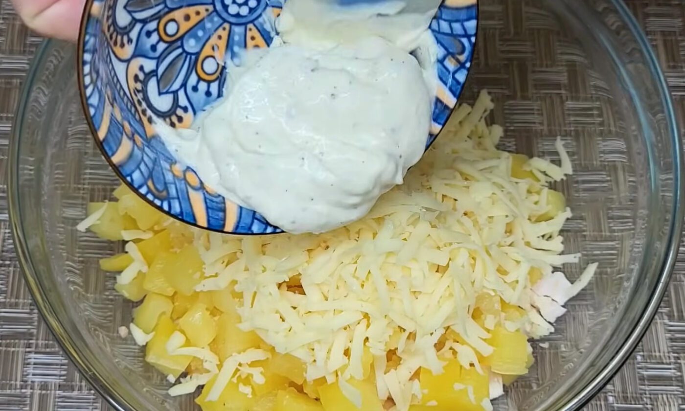 В соус також можна додати трішки дрібно нарізаної зелені