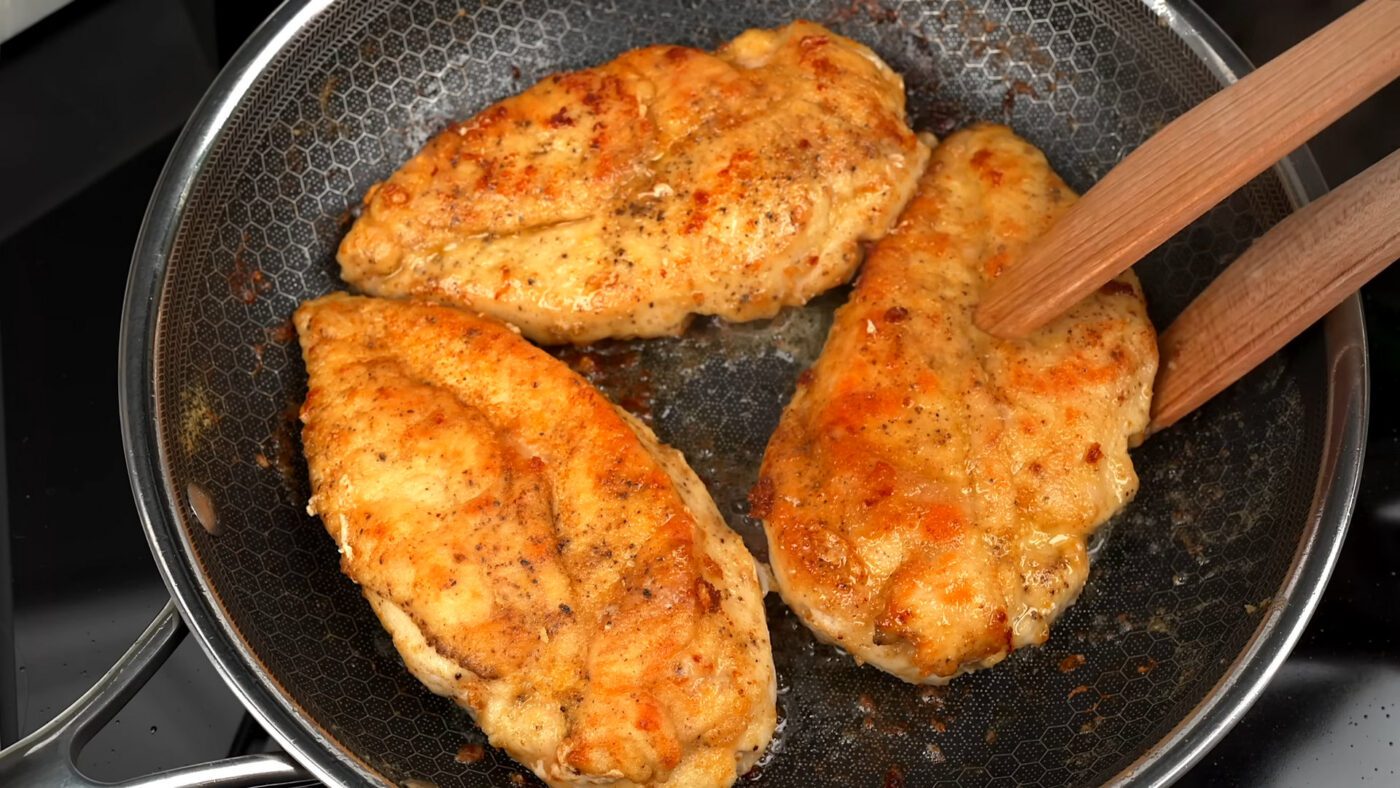 Смажити, запікати та тушкувати курку можна після маринування чи без нього