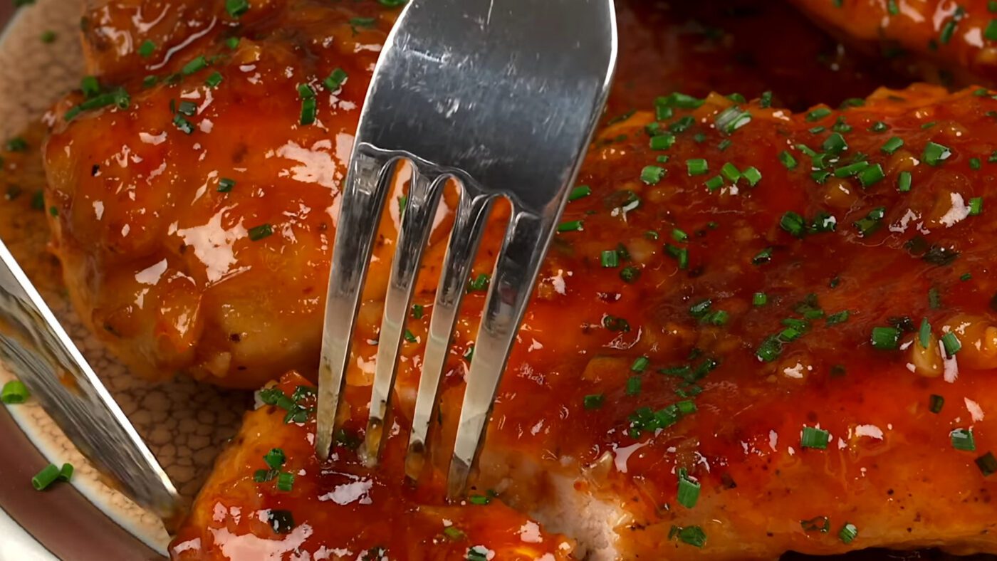 Приготування курки в соусі робить її соковитішою та смачнішою