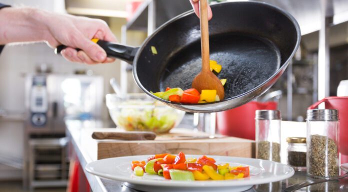 Шеф-кухарі пояснили, чому не користуються тефлоновими сковорідками