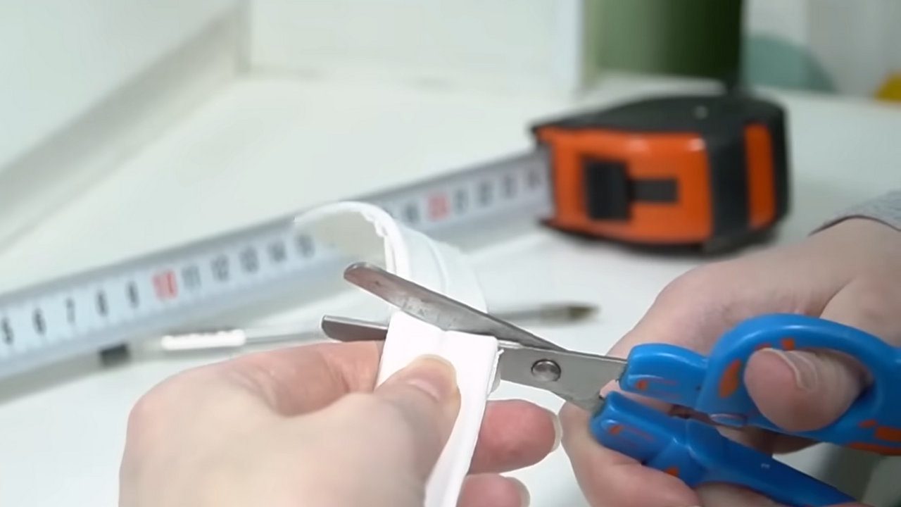 Утеплення вікон клейкою бордюрною стрічкою та феном для волосся