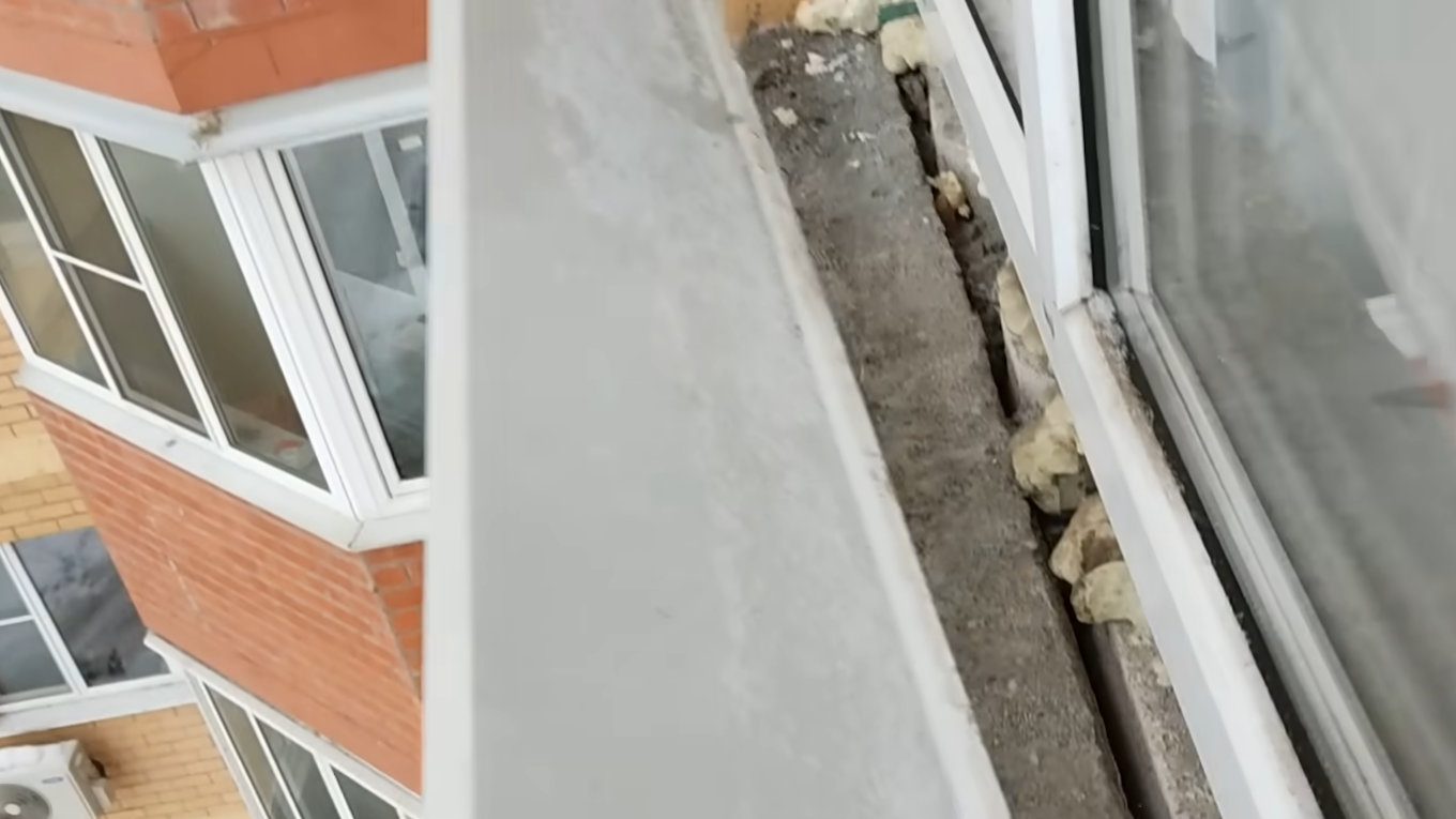 Деякі монтажники встановлюють відливи абияк, через що підвіконня та вікно постійно холодні