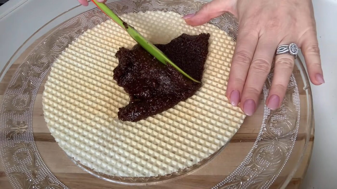 Кондитери розповіли, як приготувати швидкий вафельний торт без духовки