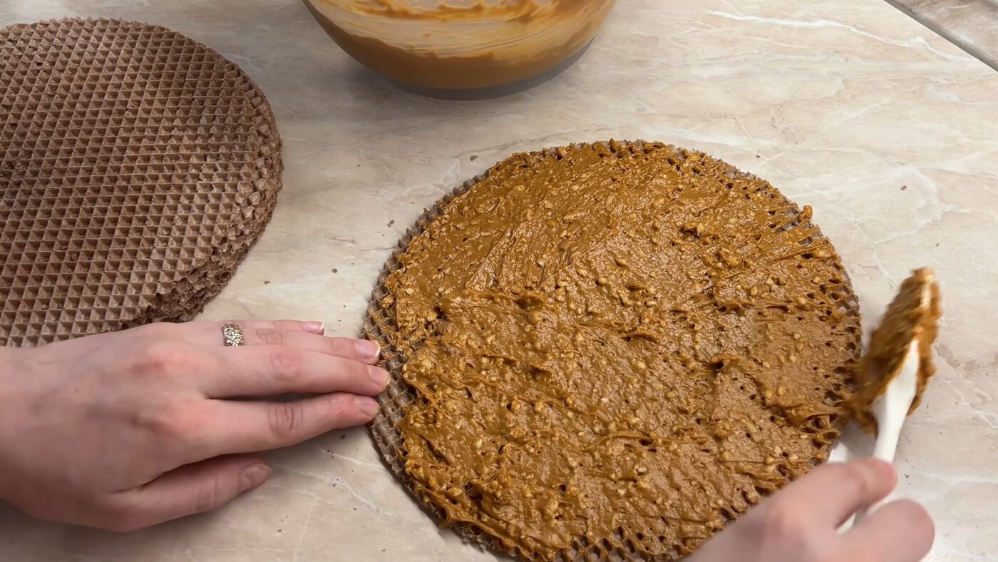 Кондитери показали, як приготувати вафельний торт зі смаком снікерса