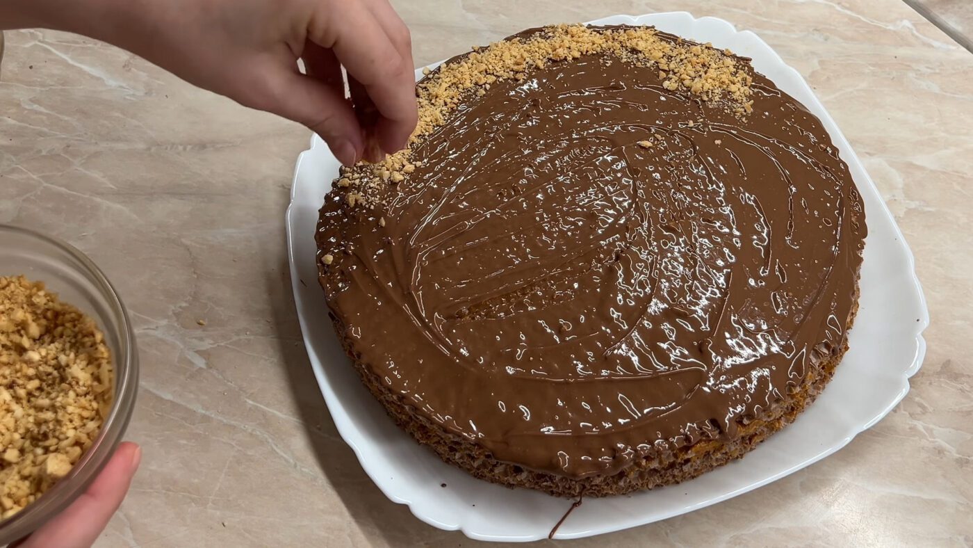 Кондитери показали, як приготувати вафельний торт зі смаком снікерса