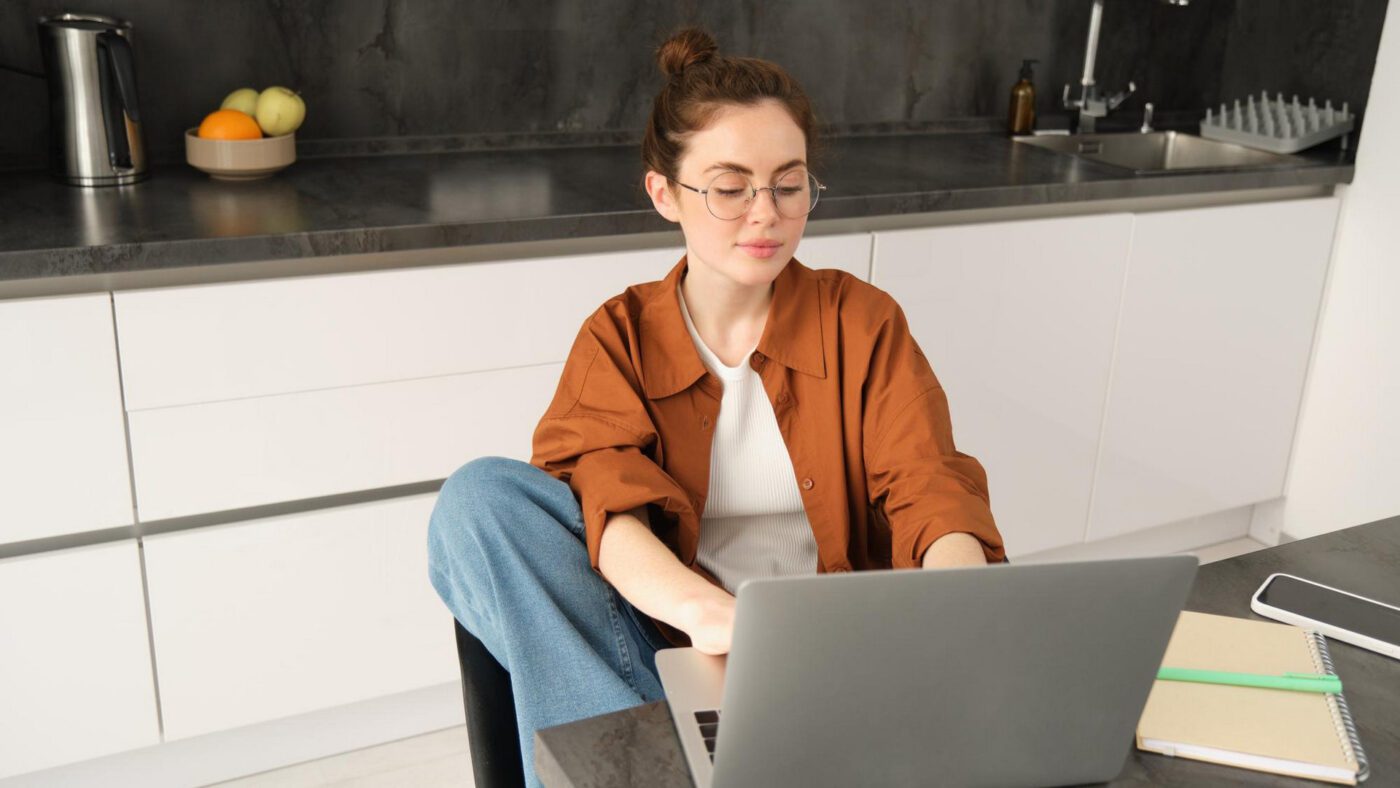 Віддалена робота дозволяє вільніше планувати час, але все одно передбачає певний графік