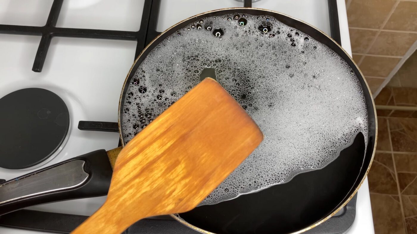 Метод з содою підходить для різних сковорідок, якщо не будете сильно терти та перегрівати їх