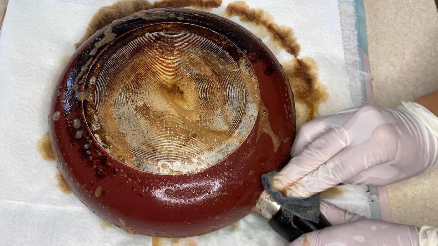 Після нашатирного спирту більшість нагару зійде сама, а решту можна буде легше зняти засобом для посуду