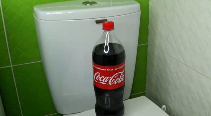 Виливаю 0.5 л Кока-Коли в унітаз – і жодного нальоту: туалет блищить без дорогих чистячих засобів Чищення унітаза від нальоту Кока-Колою
