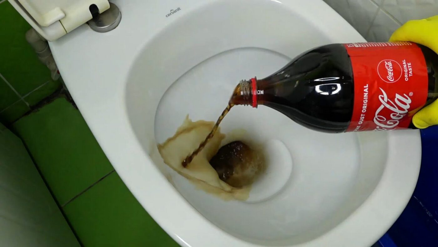 Чищення унітаза від нальоту Кока-Колою