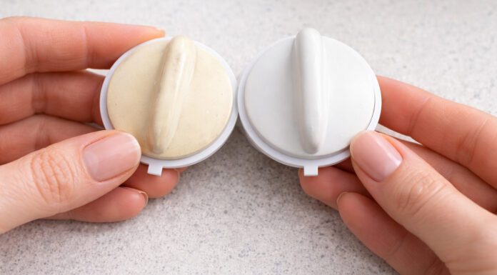 Господині показали, як відновити білизну пластикових деталей у ванні та кухні