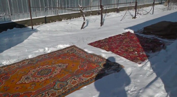Мені набридло бігати з пилососом, тому кидаю килим на сніг: метод за 15 хв, яким чистили наші бабусі Чищення килимів на снігу від бруду та неприємного запаху