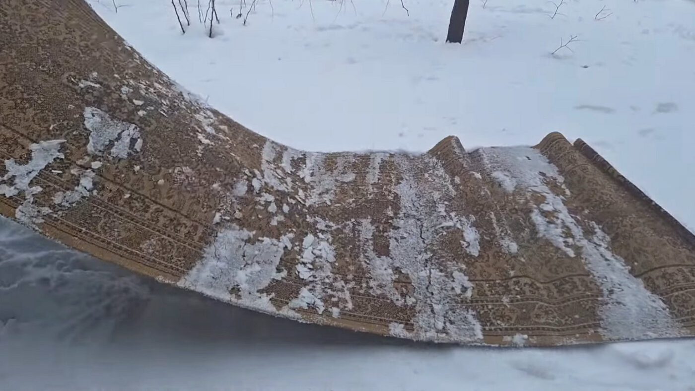 Чищення килимів на снігу від бруду та неприємного запаху