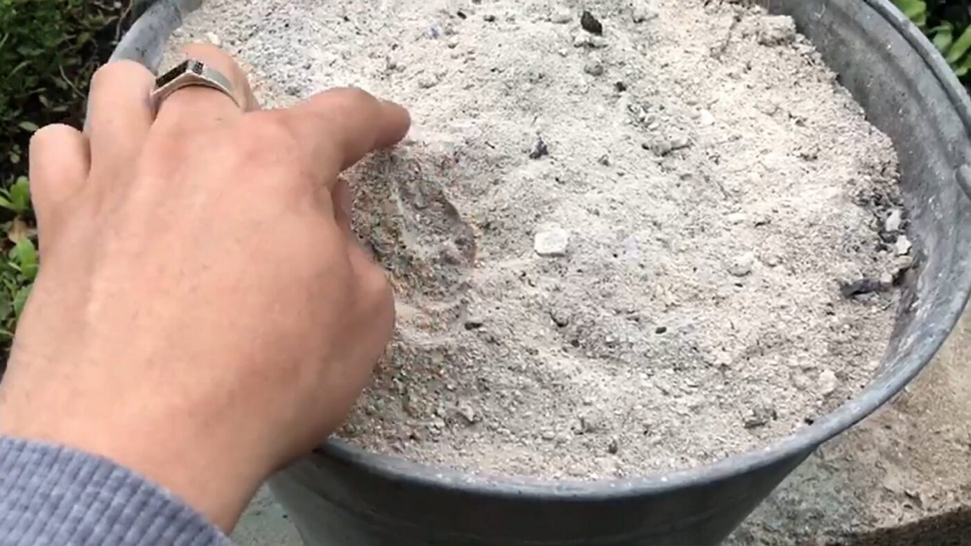 Городники розповіли про правила використання попелу для підживлення грядок