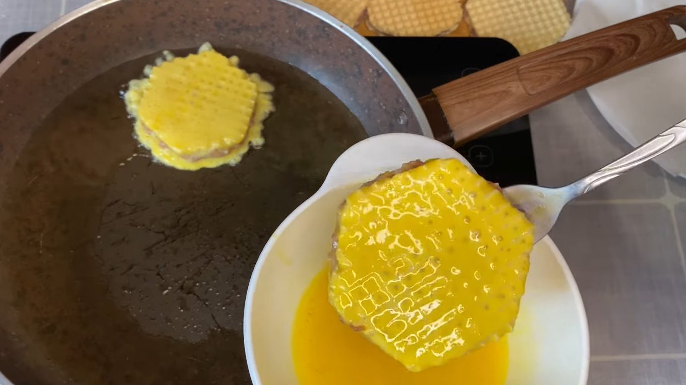 Якщо використовуєте сир, то краще швидко давати скоринку на пательні та ставити в духовку