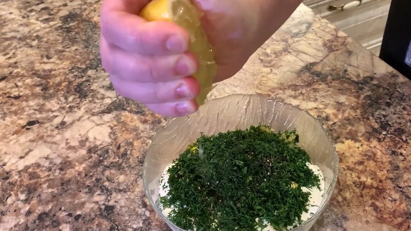 Сметану в соусі можна замінити на грецький йогурт або їсти бризолі зі звичайним кетчупом