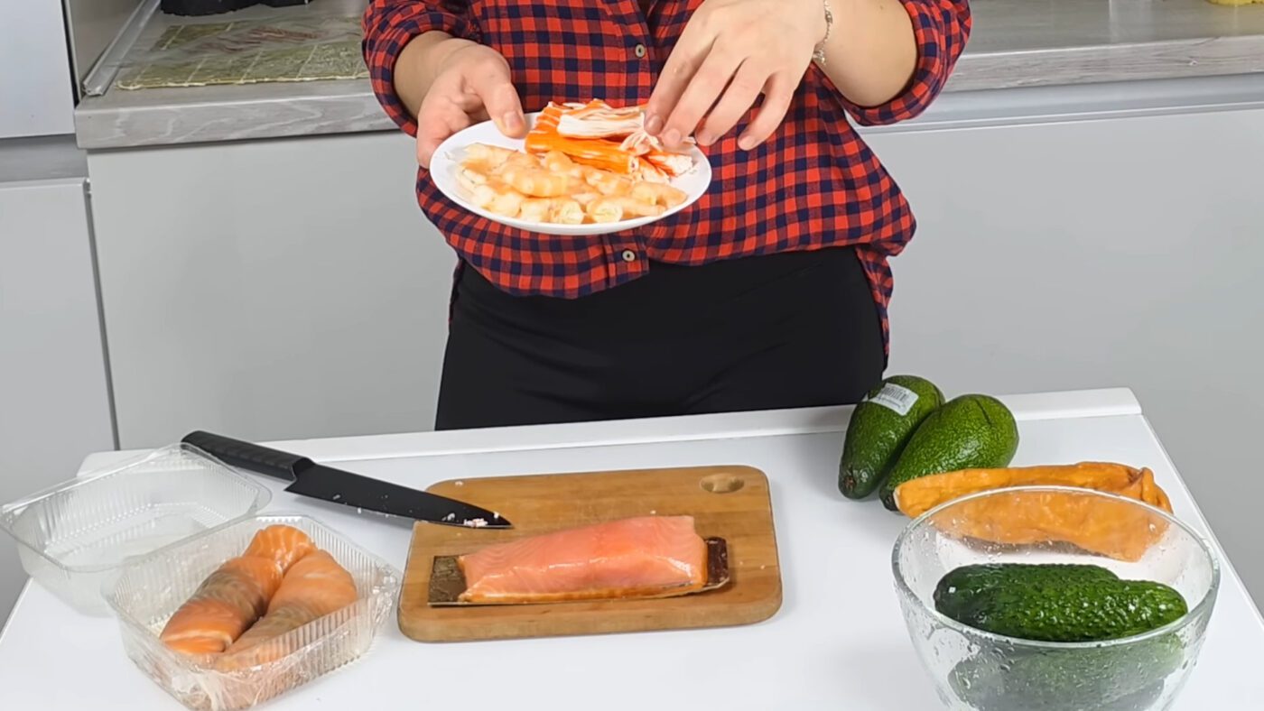 Сушисти показали, як приготувати смачні запечені суші вдома