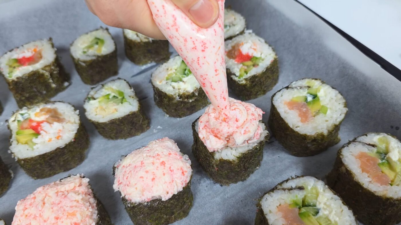 Сушисти показали, як приготувати смачні запечені суші вдома