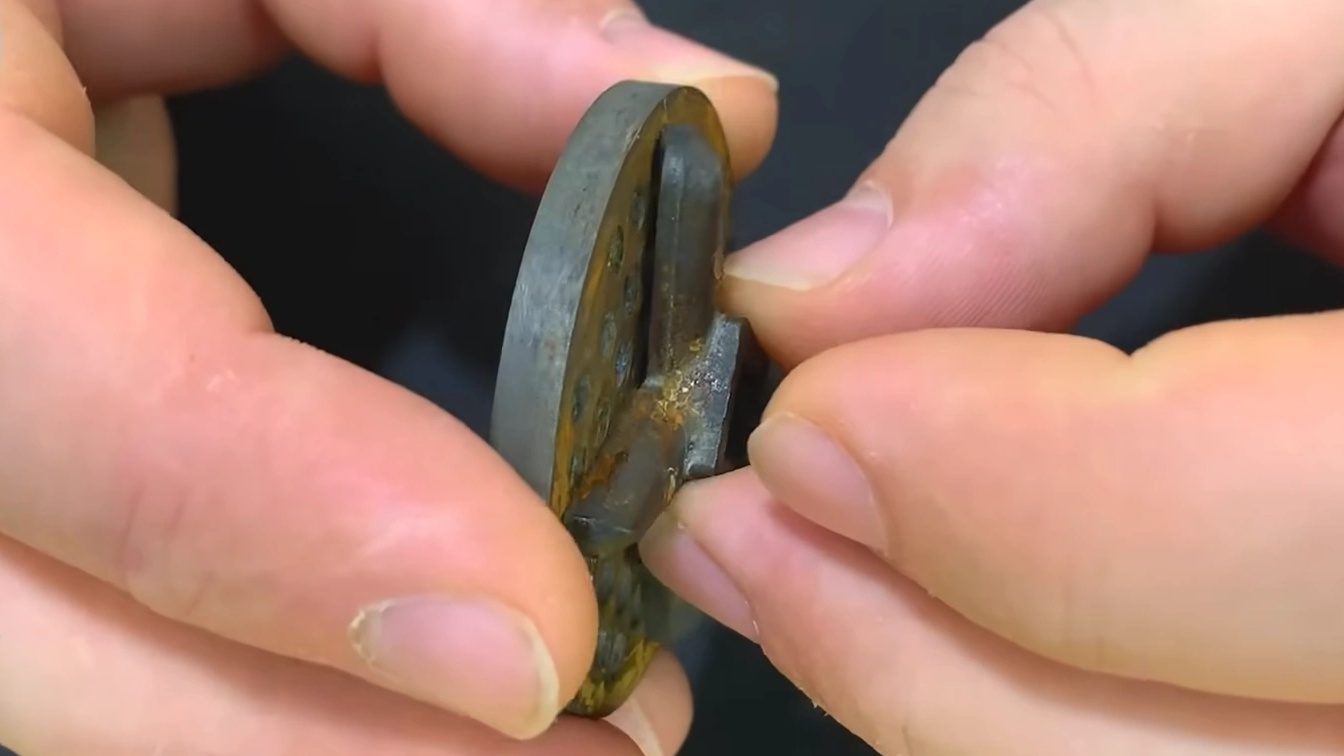 Важливо не лише ідеальне прилягання ножа до решітки, а також правильне встановлення