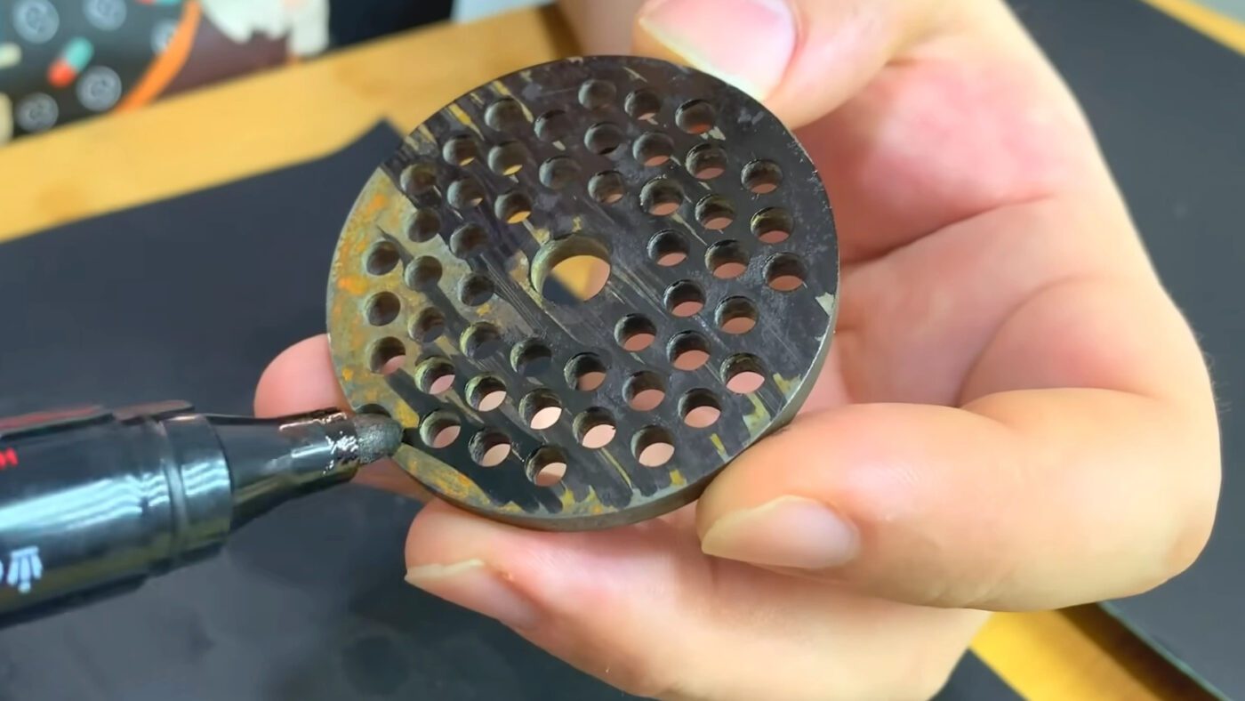 На впадинах маркер не стиратиметься при заточуванні, тому ви бачитимете, що треба продовжувати