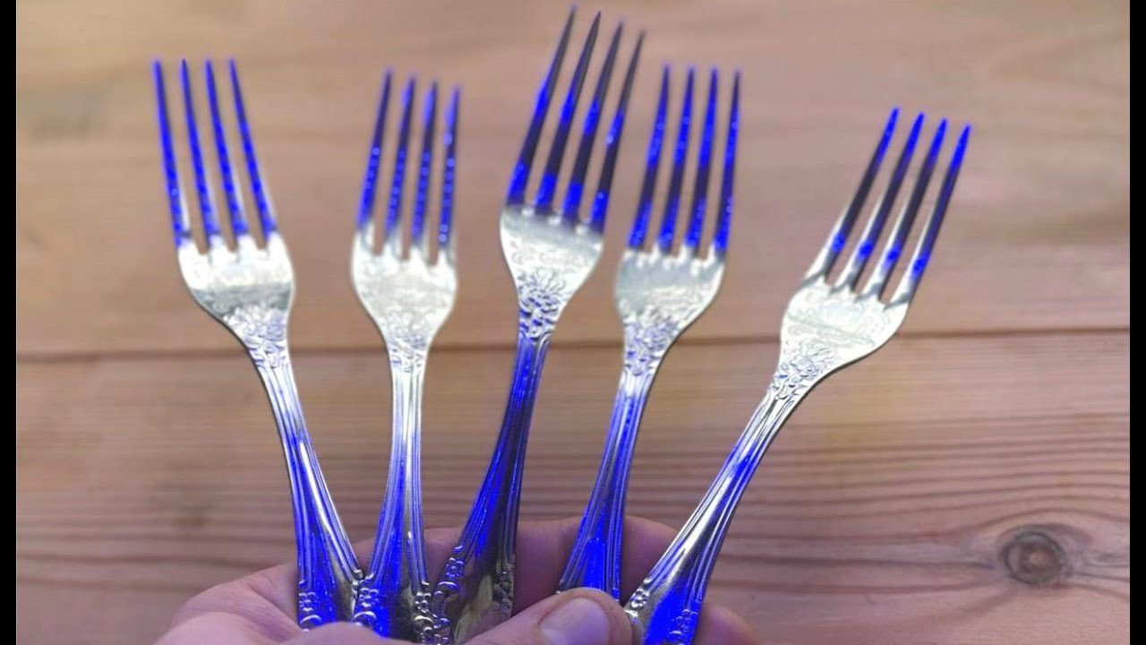 Експерти порадили, як відмити наліт зі столового приладдя за допомогою простого лайфхаку