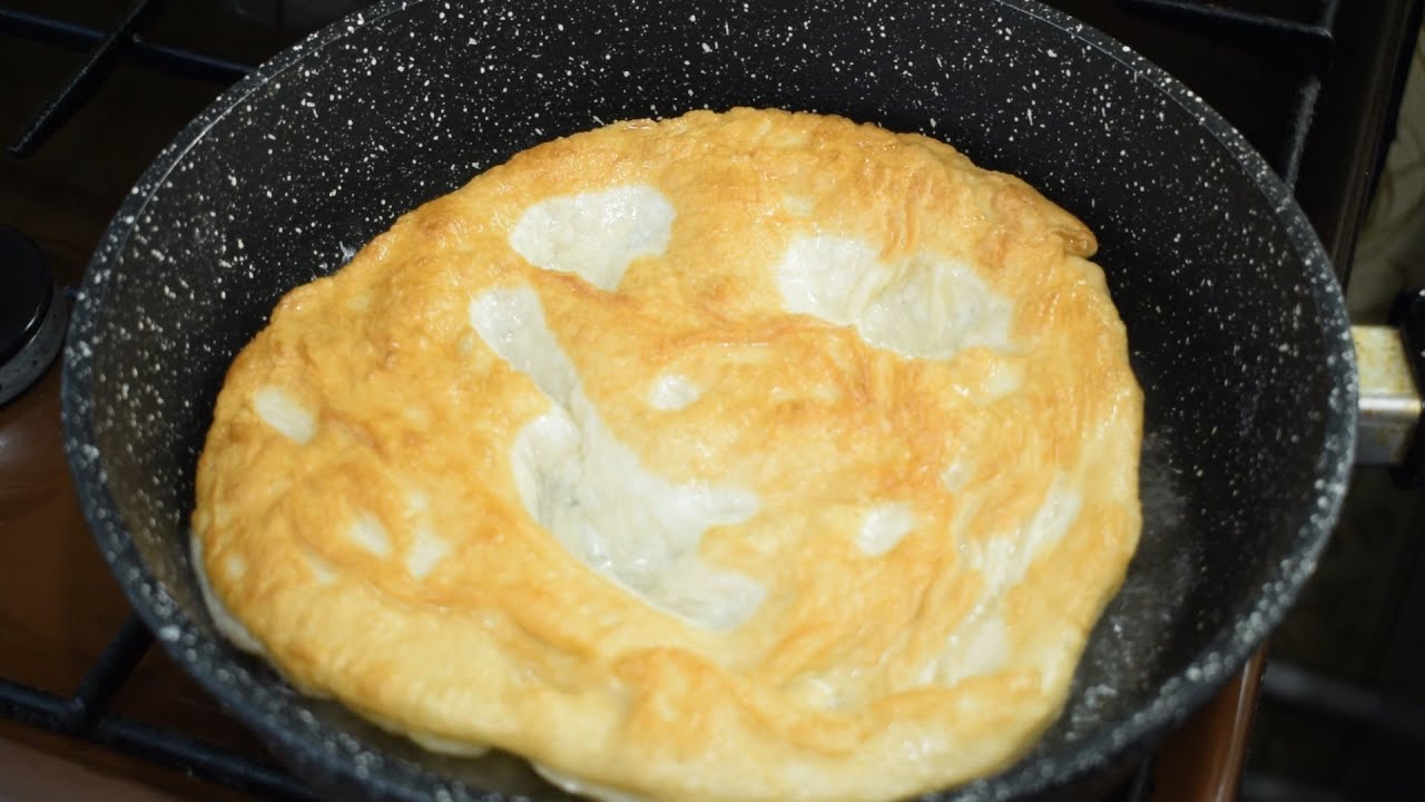 Кулінари розповіли, як приготувати смачні та пухкі коржики на сухій сковорідці без рослинної олії
