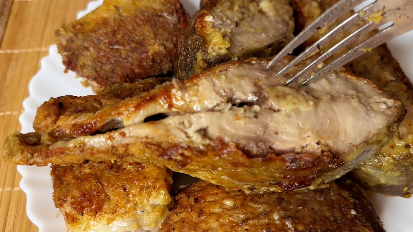 Експерти розповіли, який домашній лайфхак допоможе приготувати смажену рибу без запаху