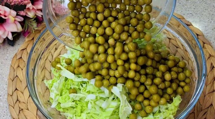 Цей салат готували в кожній радянській їдальні: рецепт із 4 інгредієнтів, який усі забули Як приготувати смачний салат із капусти та сухариків