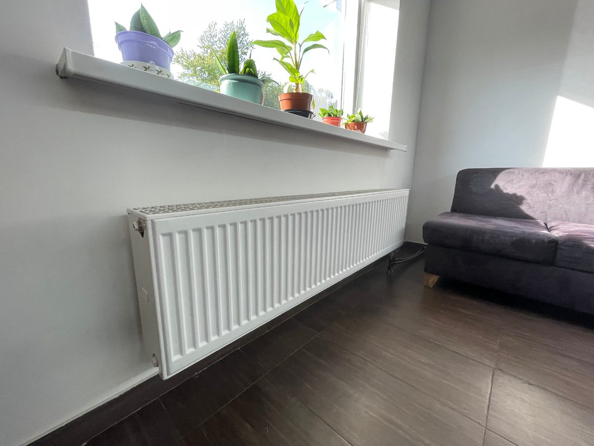 Експерти порадили, як правильно створити комфортні умови для сну, якщо вдома холодні батареї