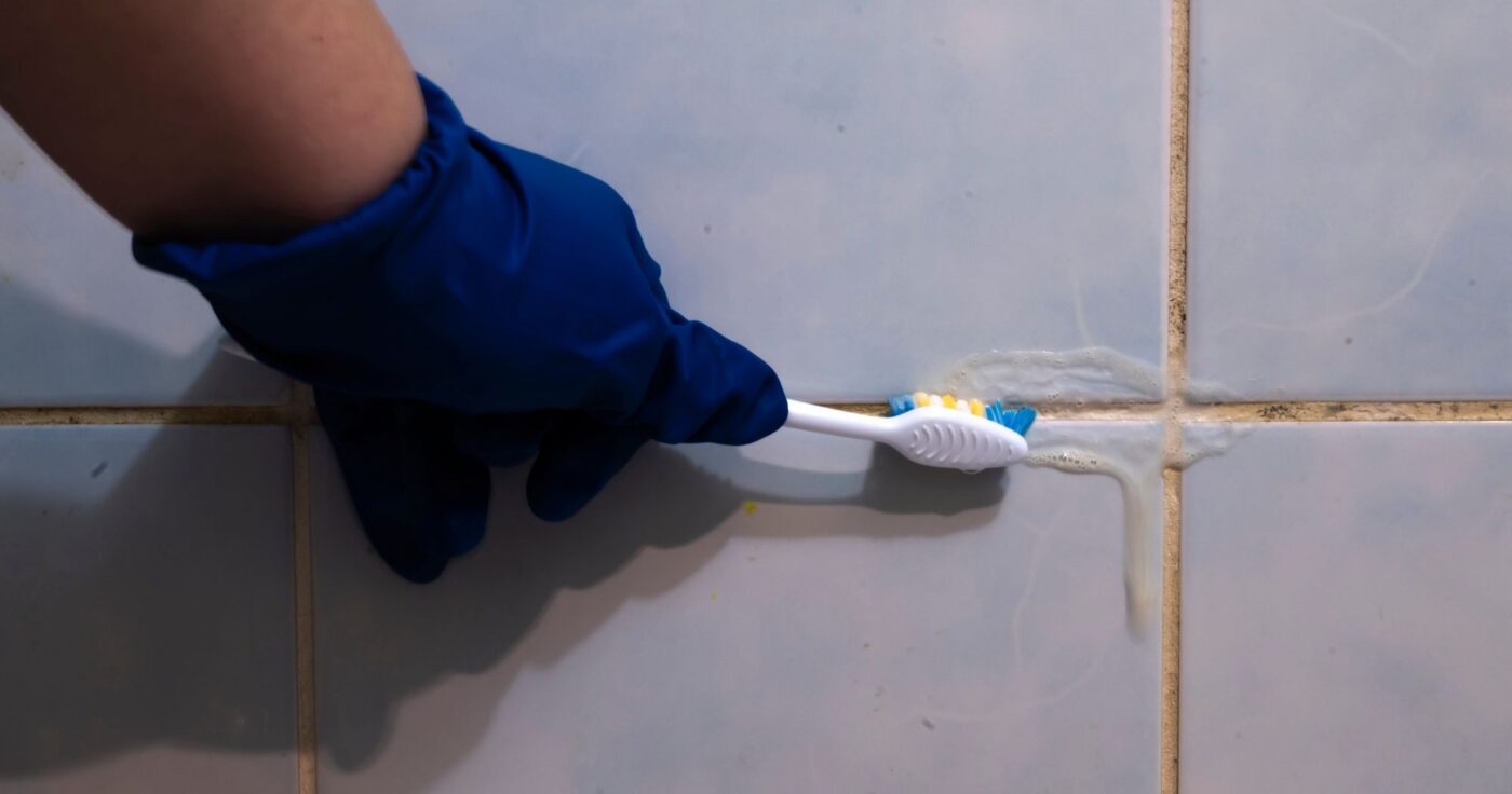 Господині порадили простий, але дуже ефективний спосіб очистити шви між плитками без хімії