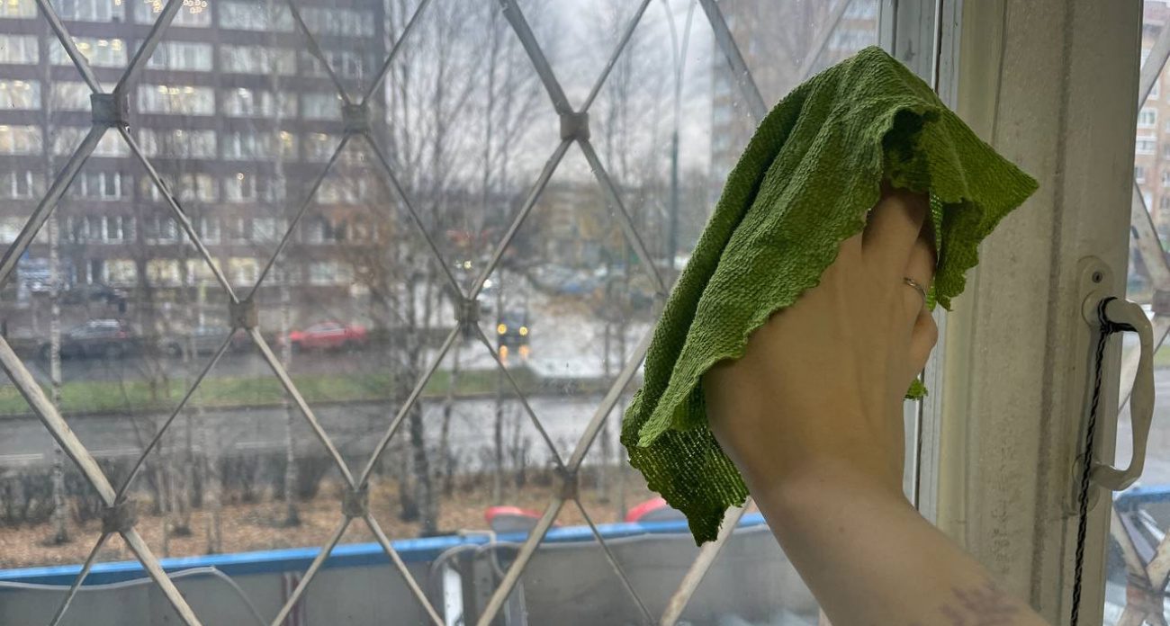 Експерти порадили, як відмити вікна від бруду, аби не залишилось розводів після висихання