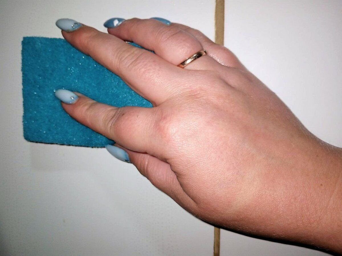 Господині порадили простий, але дуже ефективний спосіб очистити шви між плитками без хімії