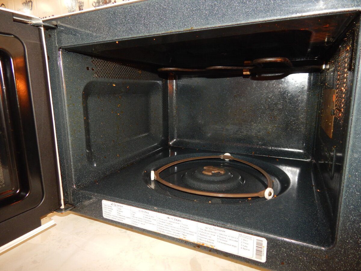 Експерти розповіли, який засіб допоможе очистити мікрохвильову піч від жиру ефективно