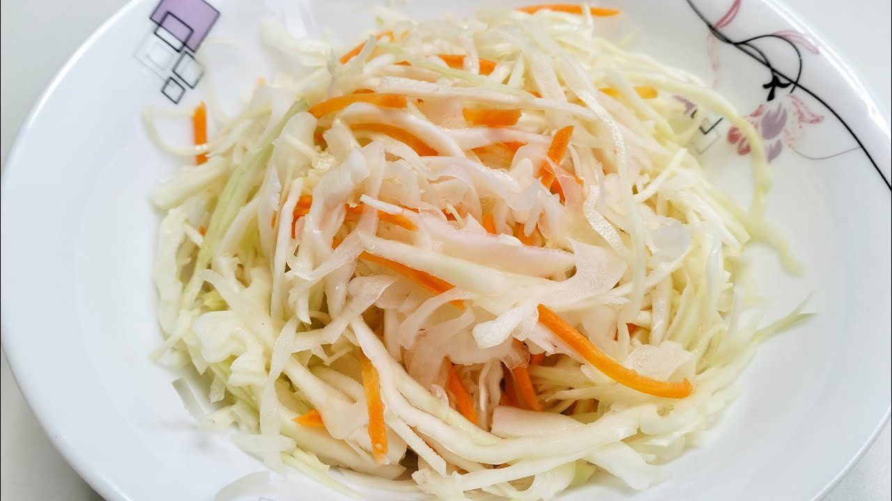 Експерти пояснили, як правильно квасити капусту, аби вона вийшла хрустка та соковита