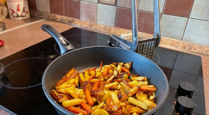 Перед смаженням картоплі замочую її рівно на 10 хвилин — і скоринка виходить хрумка, хоч і без олії Як смажити картоплю, аби була хрустка скоринка