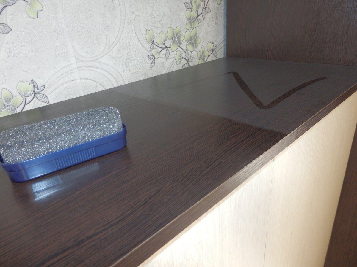 Експерти порадили простий спосіб, як витирати пил на меблях правильно, аби він не падав знову