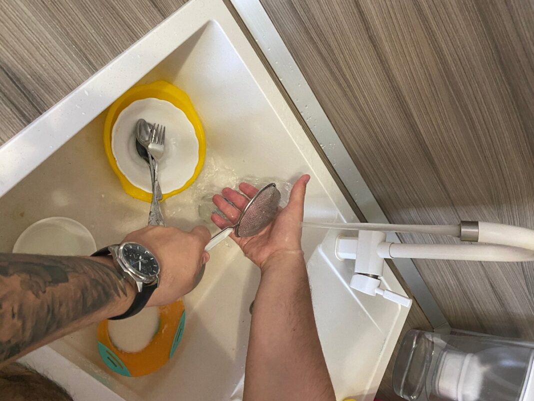 Господині розповіли, який доступний засіб допоможе очистити раковину від неприємного аромату