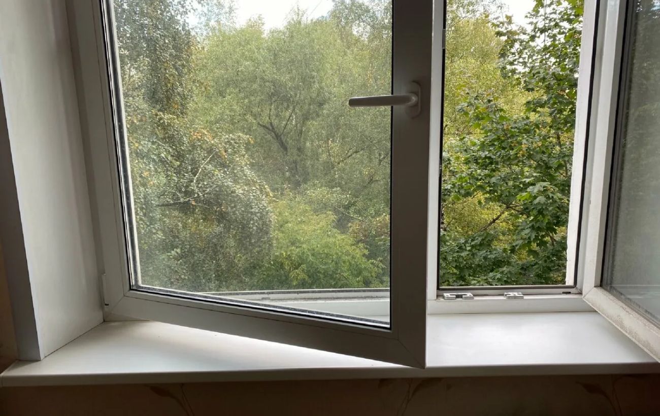 Експерти пояснили, який лайфхак допоможе позбутись від конденсату на вікнах і покращить сон