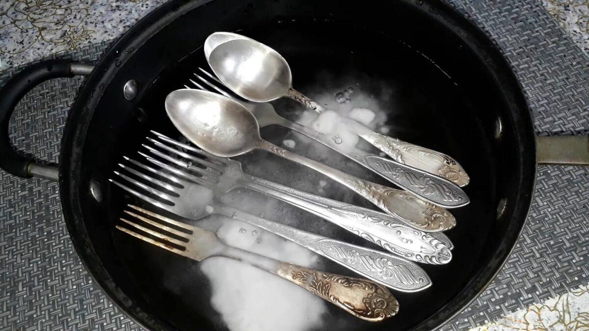 Експерти порадили, як відмити наліт зі столового приладдя за допомогою простого лайфхаку