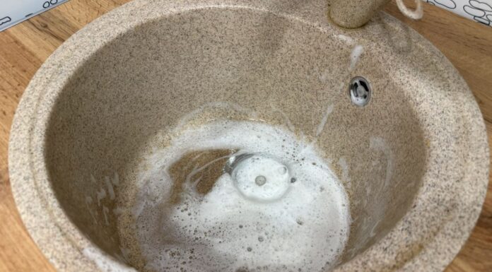 Як очистити раковину в кухні від смороду