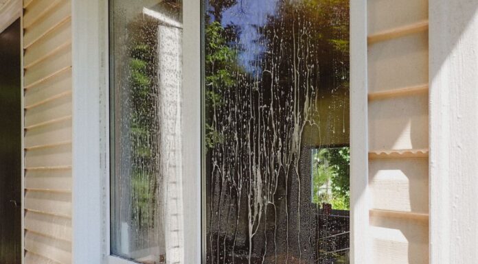 Готуюсь до Великодня заздалегідь: “вичитала”, яким 1 засобом мити вікна, аби не було розводів Як відмити вікна до ідеального блиску