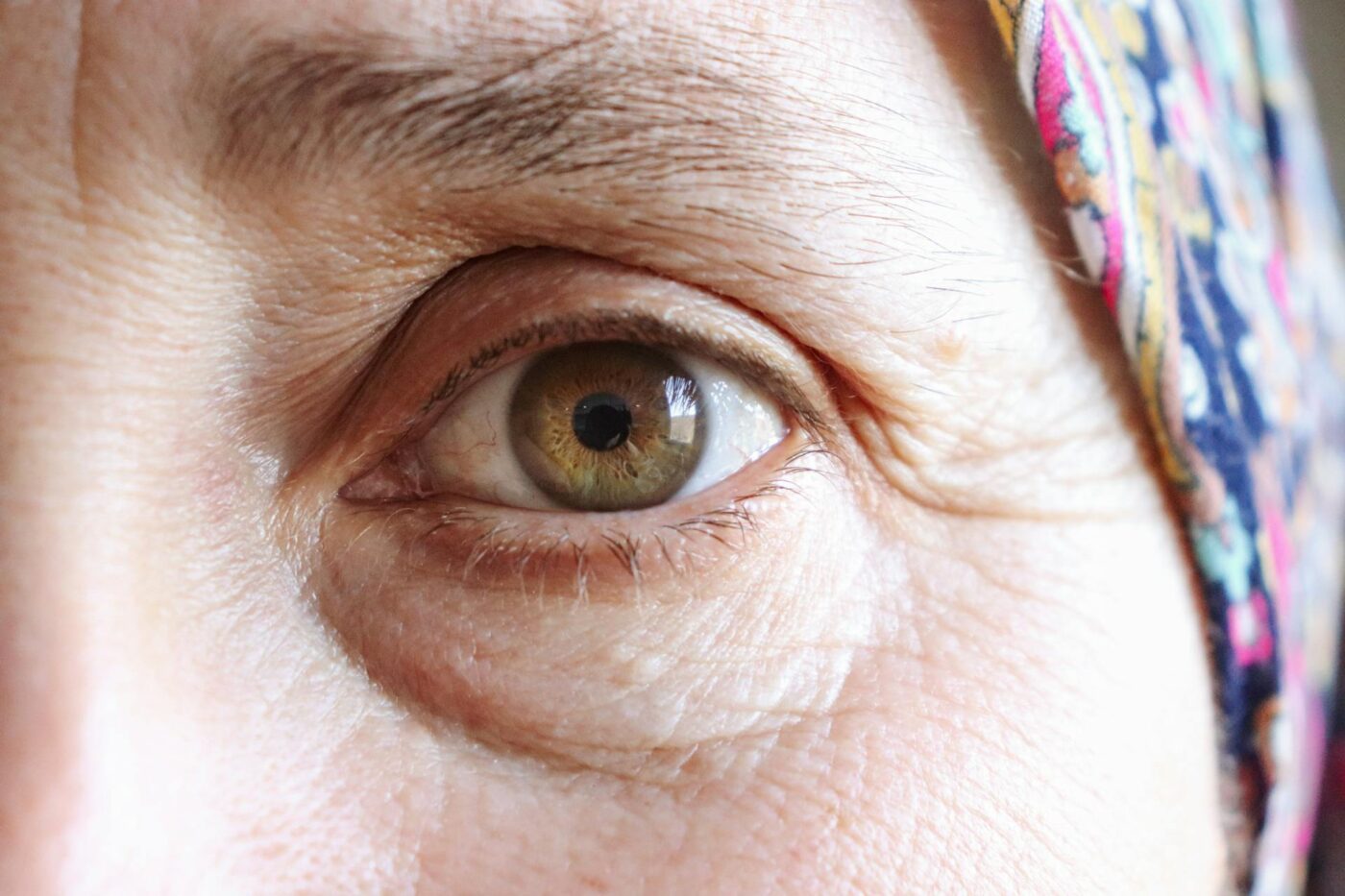 Експерти пояснили, яка популярна звичка призводить до появи зморшків на обличчі — секрет