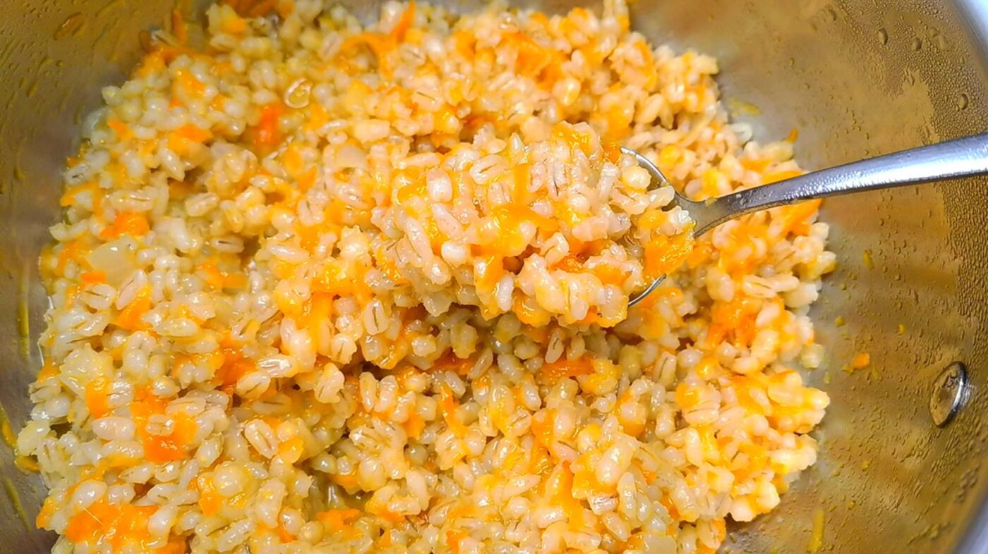 Експерти порадили простий лайфхак, який допоможе зварити розсипчасту та смачну перловку