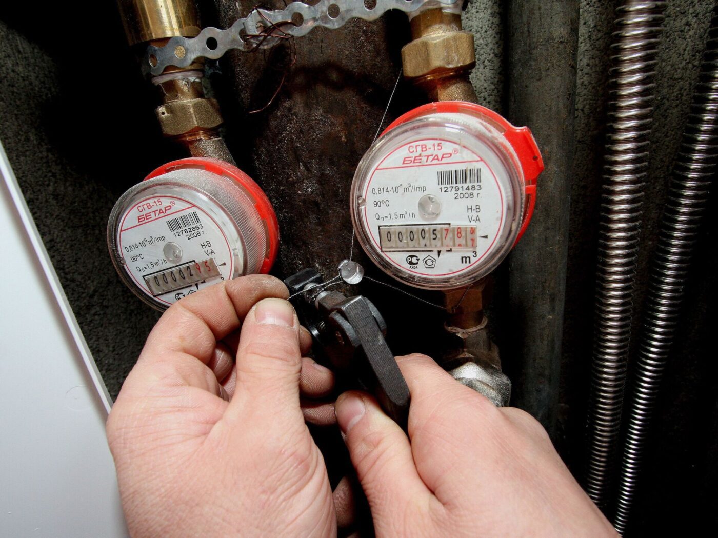 Експерти пояснили, що означає, коли лічильник води крутить коліщатко при закритій воді і що робити