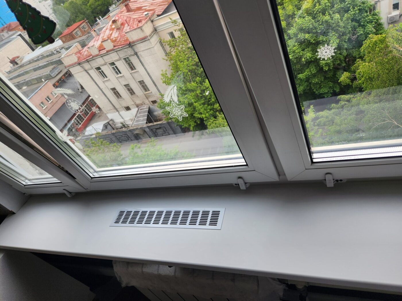 Експерти розповіли, як відбілити жовтий пластик підвіконня за допомогою простого засобу