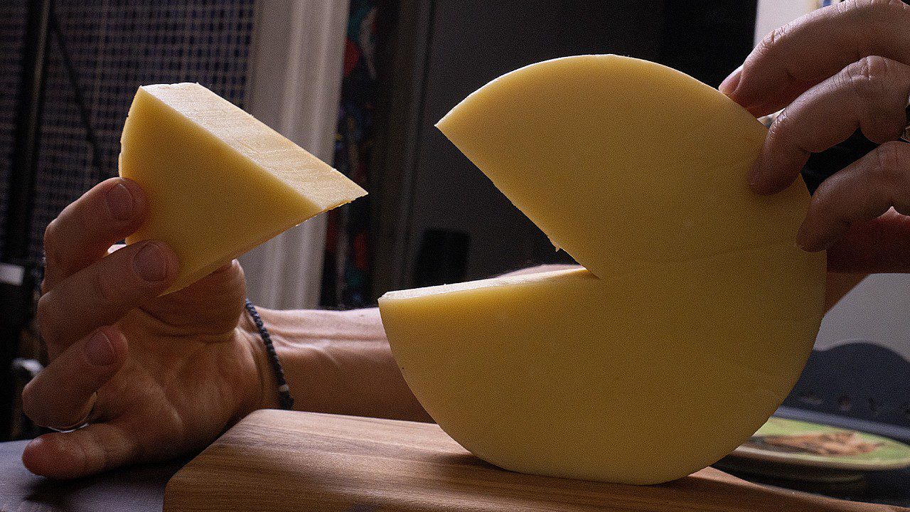 Експерти розповіли, який продукт не можна їсти на ніч у старшому віці, аби не шкодити судинам