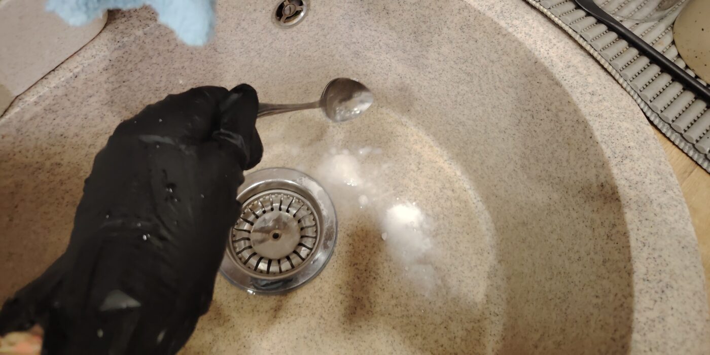 Експерти розповіли, як очистити раковину від неприємного аромату та застою води легко і швидко