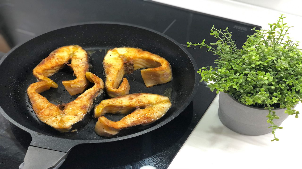 Експерти порадили простий спосіб, як смажити рибу в домашніх умовах, але без їдкого аромату