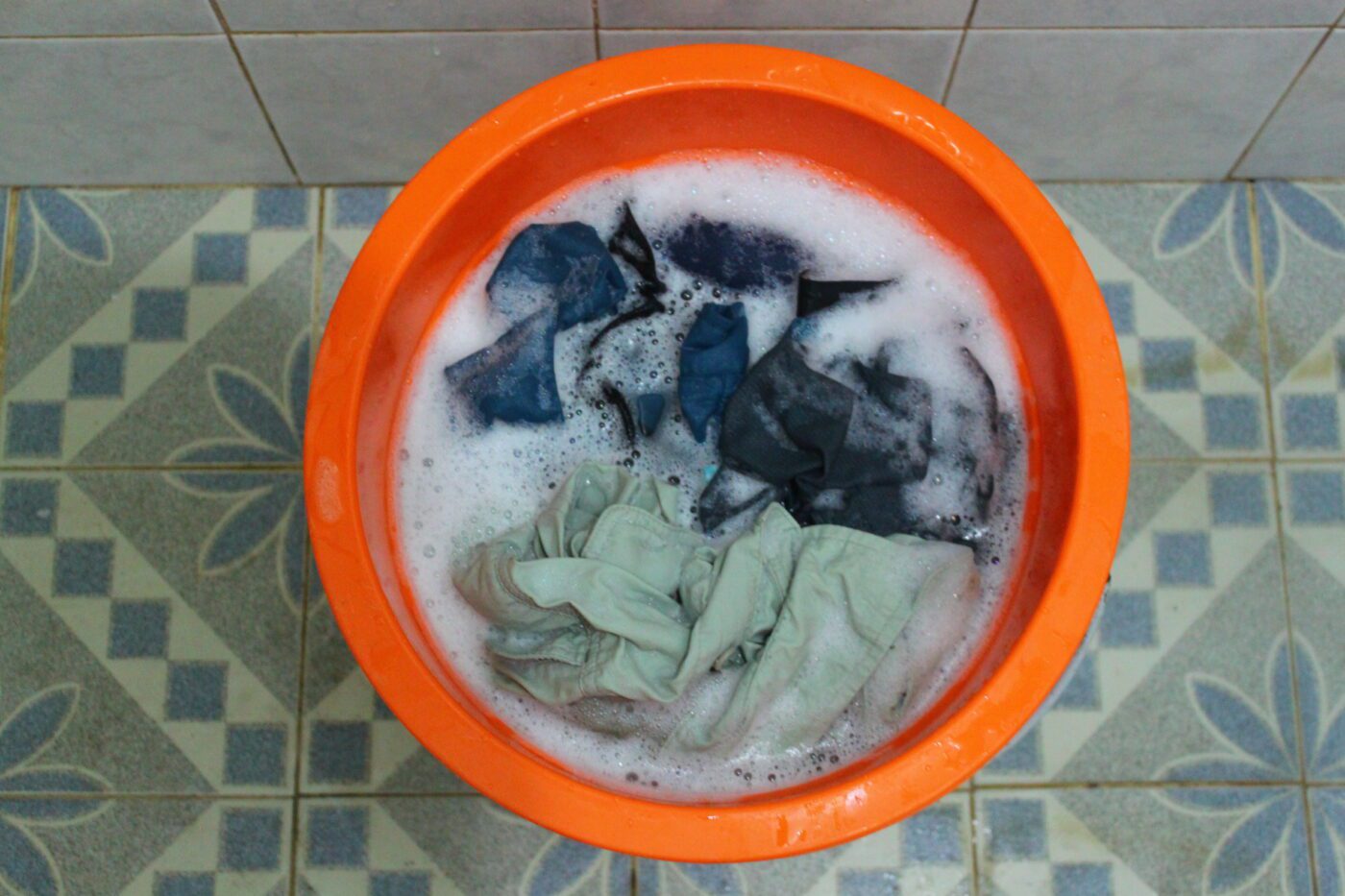 Експерти пояснили, як правильно прати одяг, аби він сохнув швидше і не було неприємного аромату