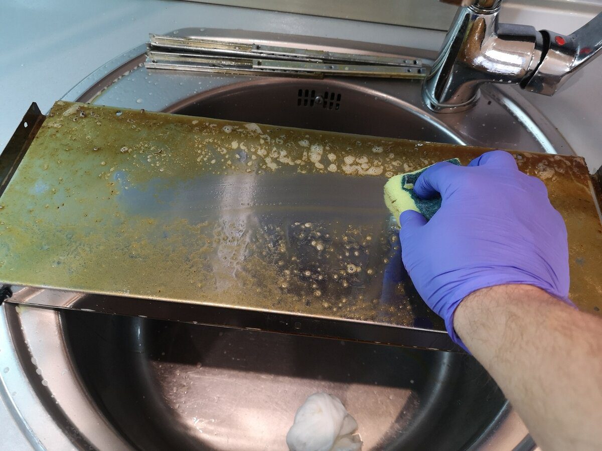 Експерти розповіли, який засіб допоможе позбутись від жиру та бруду без тертя та клопоту